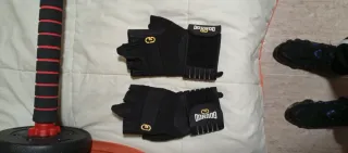 Pesas ajustables y guantes fitness