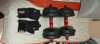 Pesas ajustables y guantes fitness