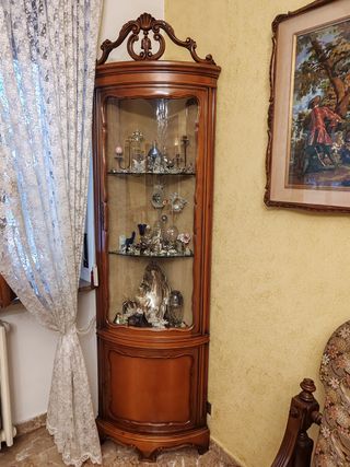 Angoliera in legno con vetrina