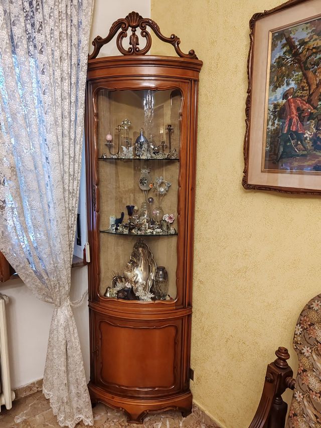 Angoliera in legno con vetrina