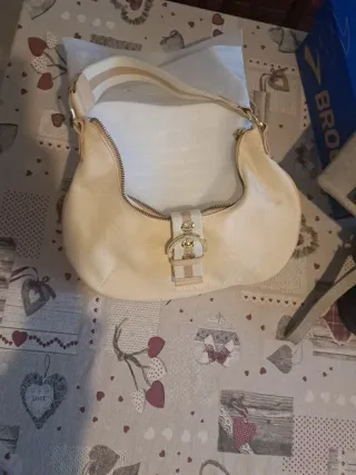 Borsetta beige con dettagli oro