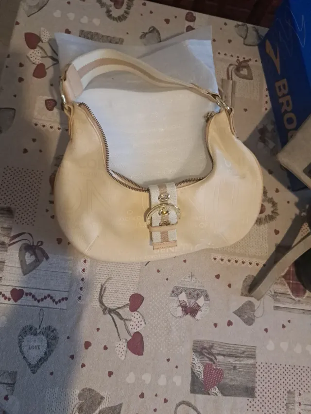 Borsetta beige con dettagli oro