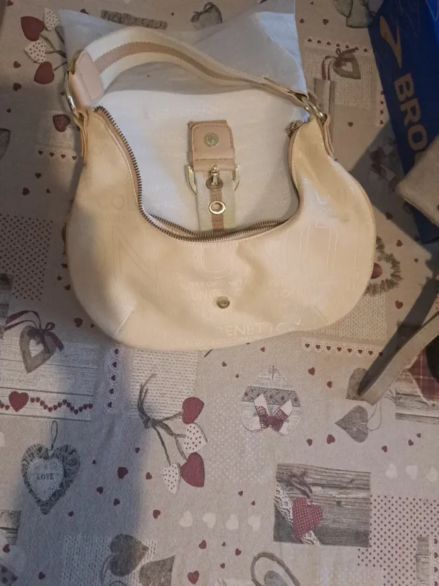 Borsetta beige con dettagli oro