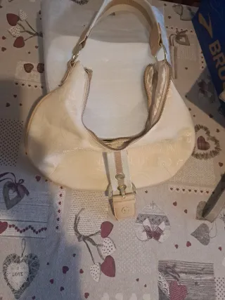 Borsetta beige con dettagli oro