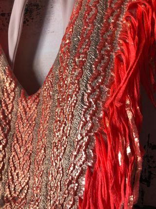 Vestido fiesta lentejuelas oro y flecos rojos