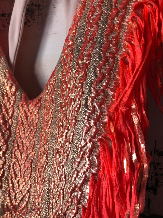 Vestido fiesta lentejuelas oro y flecos rojos