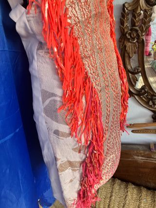 Vestido fiesta lentejuelas oro y flecos rojos