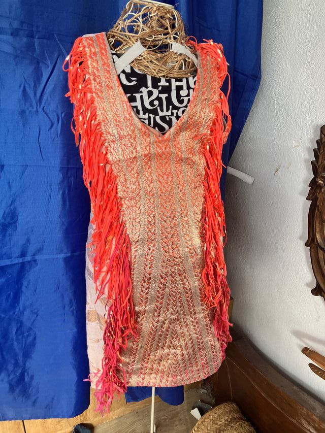 Vestido fiesta lentejuelas oro y flecos rojos