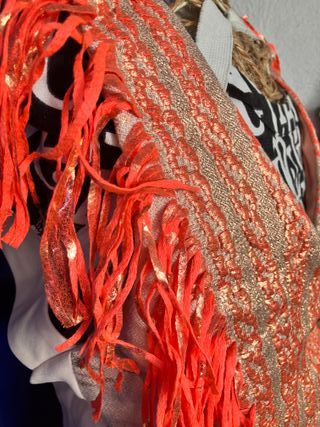 Vestido fiesta lentejuelas oro y flecos rojos