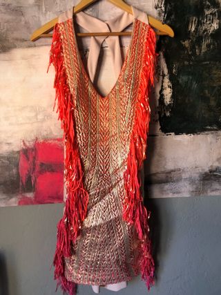 Vestido fiesta lentejuelas oro y flecos rojos