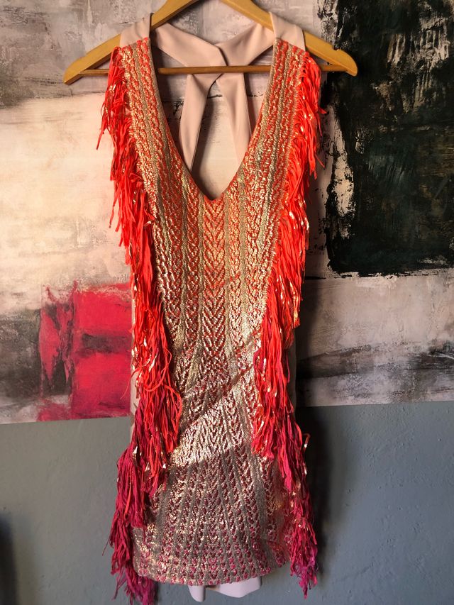 Vestido fiesta lentejuelas oro y flecos rojos