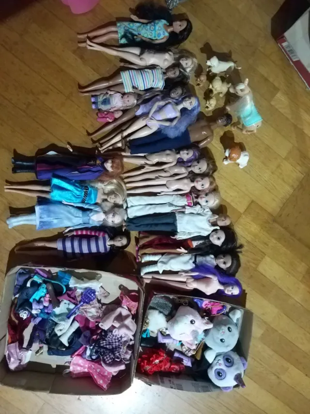 Lote de muñecas y accesorios
