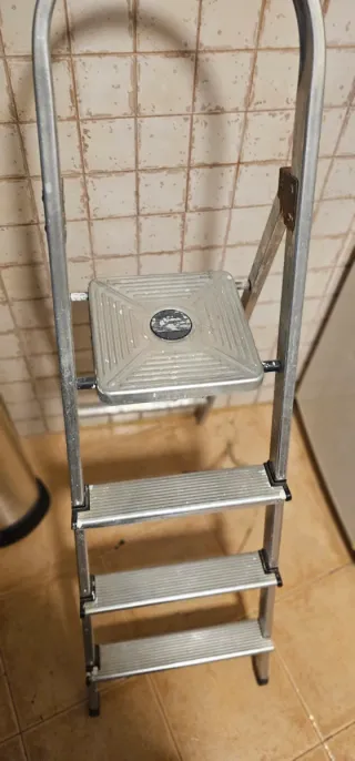 Escalera aluminio 4 peldaños