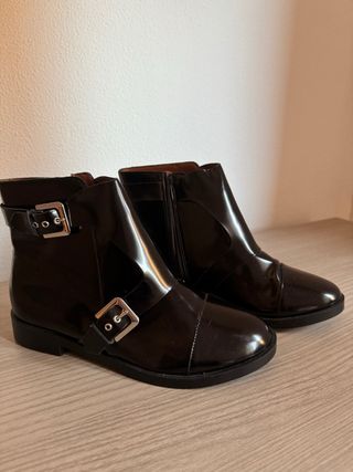 Botines negros con hebillas