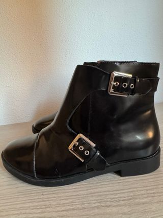 Botines negros con hebillas
