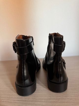 Botines negros con hebillas