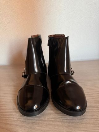 Botines negros con hebillas