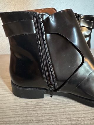 Botines negros con hebillas