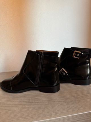 Botines negros con hebillas