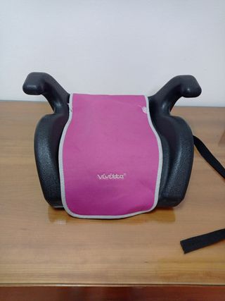 Silla elevador coche negro, con funda rosa.