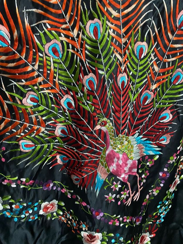 Mantón de Manila bordado pavo real