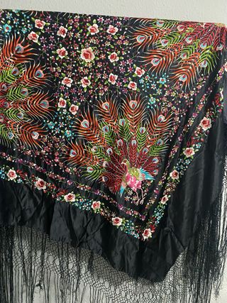 Mantón de Manila bordado pavo real