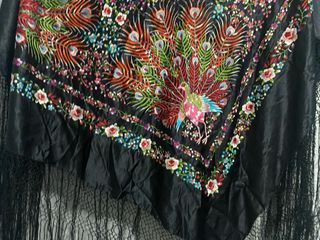 Mantón de Manila bordado pavo real