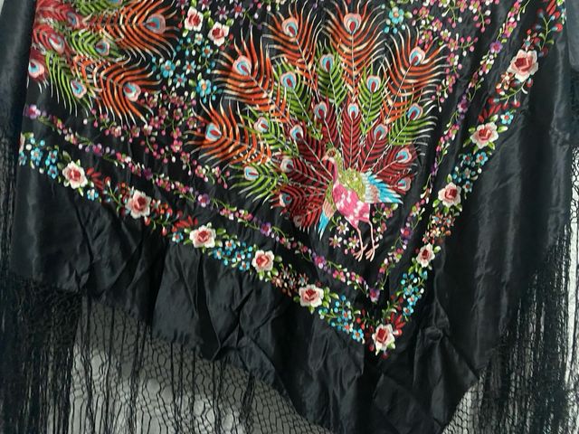 Mantón de Manila bordado pavo real