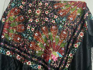 Mantón de Manila bordado pavo real