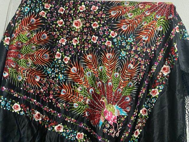 Mantón de Manila bordado pavo real