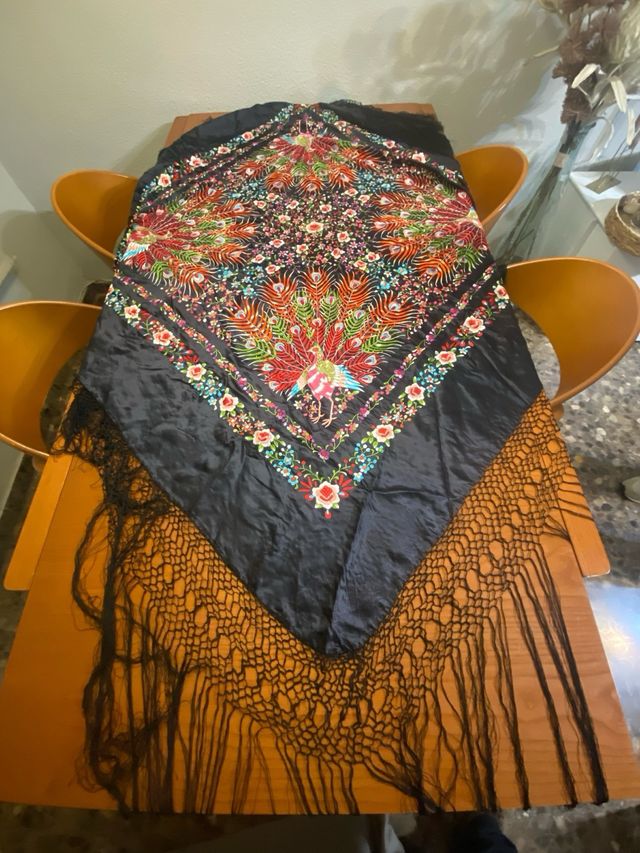 Mantón de Manila bordado pavo real