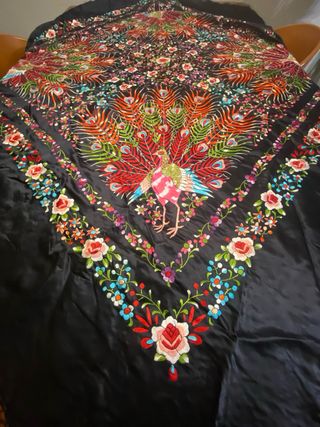 Mantón de Manila bordado pavo real