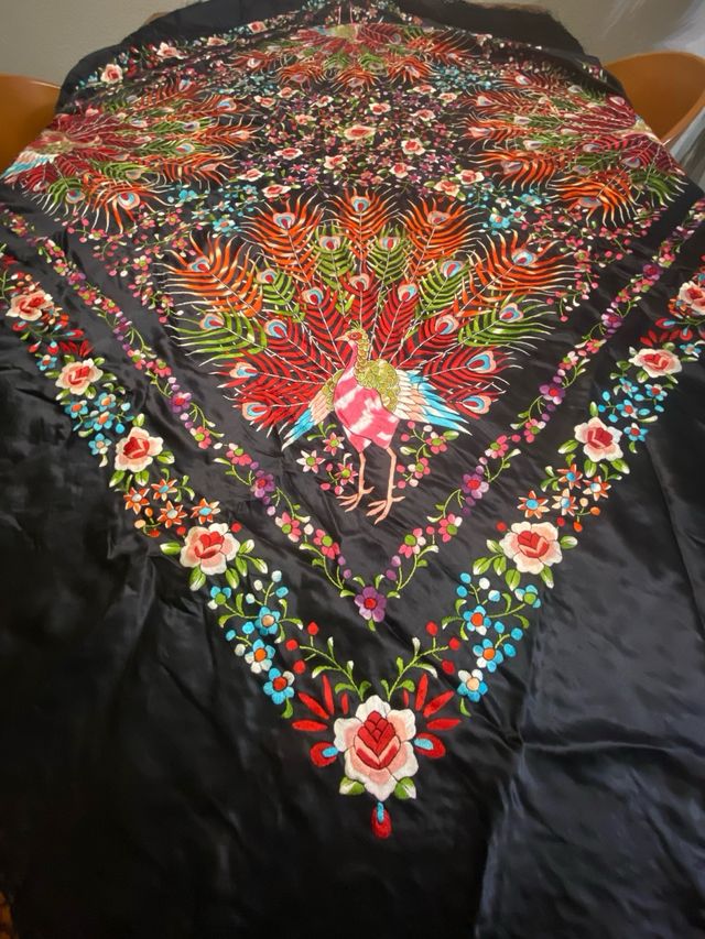 Mantón de Manila bordado pavo real