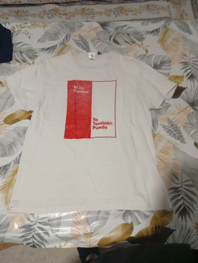 Camiseta blanca con diseño rojo