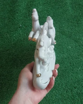 Figura de porcelana 3 caballos blancos y dorados