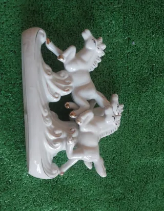 Figura de porcelana 3 caballos blancos y dorados
