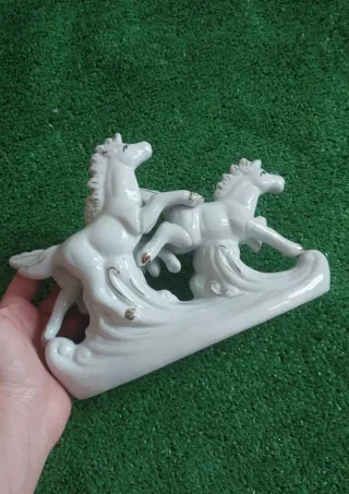 Figura de porcelana 3 caballos blancos y dorados