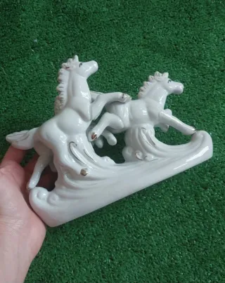 Figura de porcelana 3 caballos blancos y dorados