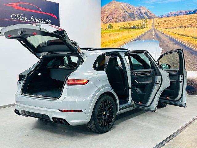 PORSCHE Cayenne GTS