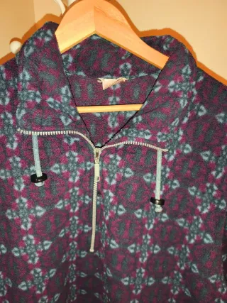 Sudadera polar con cremallera y estampado