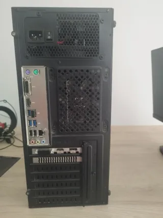 Ordenador sobremesa negro