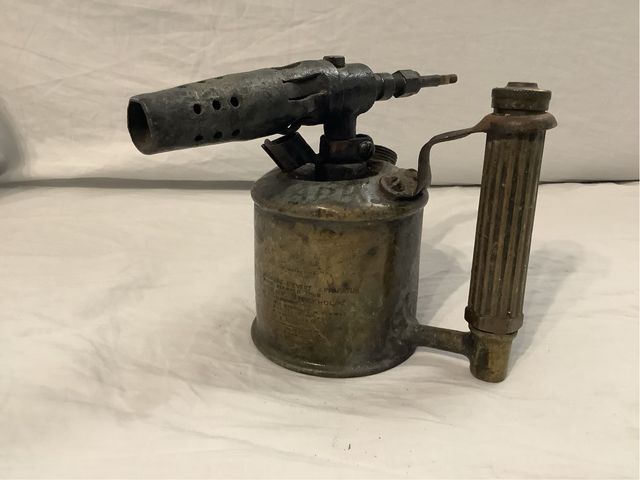 Soplete antiguo de latón con mango acanalado.