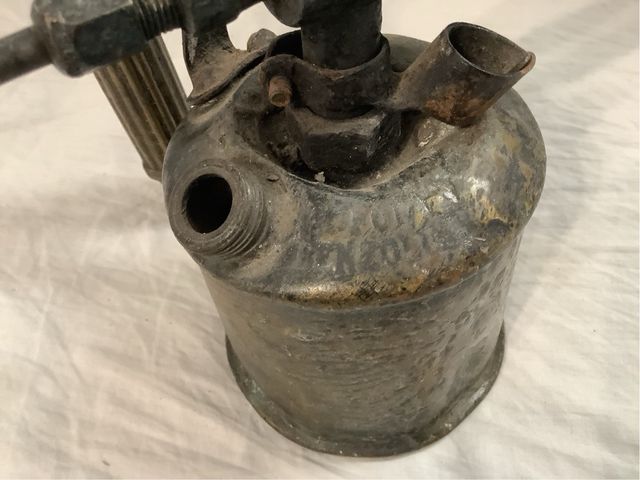 Soplete antiguo de latón con mango acanalado.