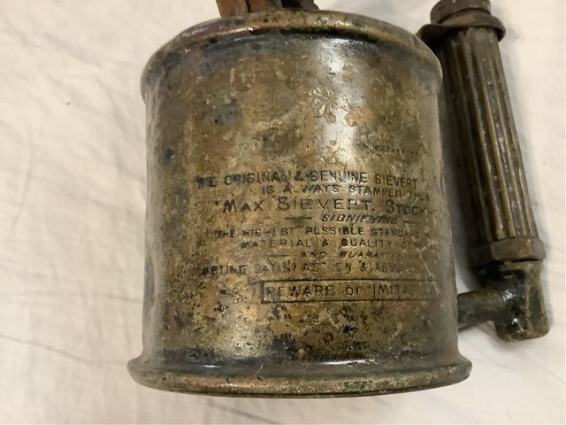 Soplete antiguo de latón con mango acanalado.