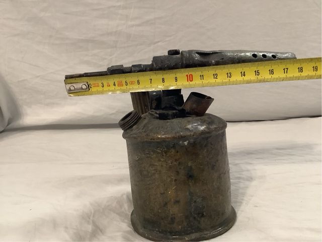 Soplete antiguo de latón con mango acanalado.