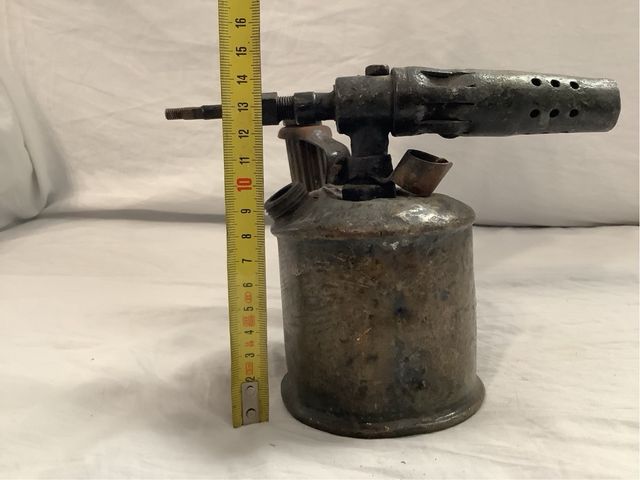 Soplete antiguo de latón con mango acanalado.