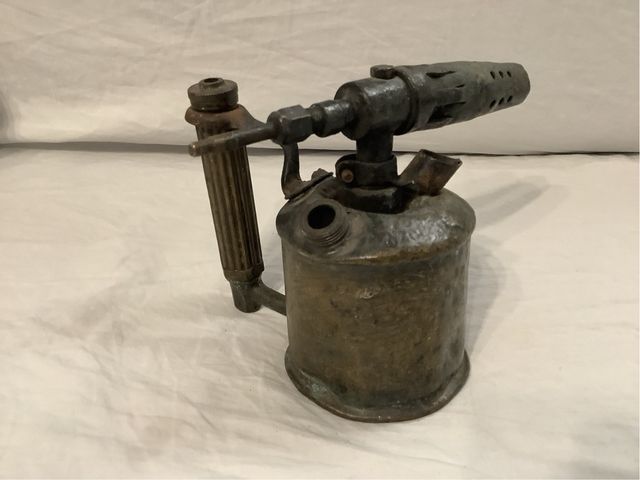 Soplete antiguo de latón con mango acanalado.