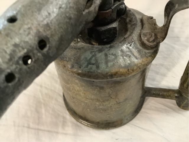 Soplete antiguo de latón con mango acanalado.