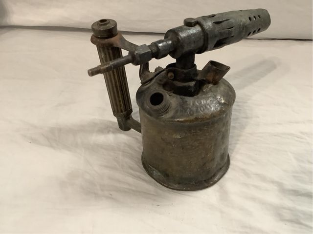 Soplete antiguo de latón con mango acanalado.