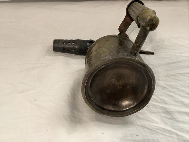 Soplete antiguo de latón con mango acanalado.